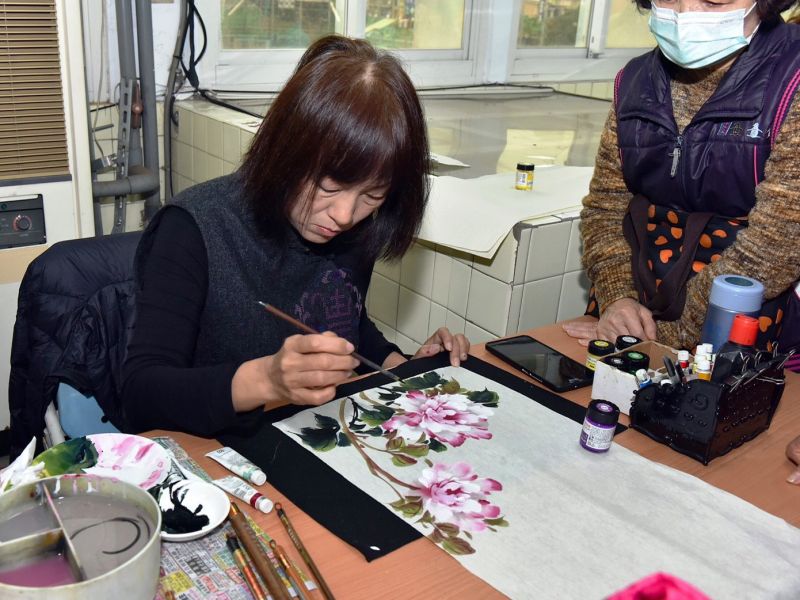 ▲平鎮長青學苑開學，28班銀髮族多元學習。圖為現場示範書畫課程。(圖片來源：桃園市政府)