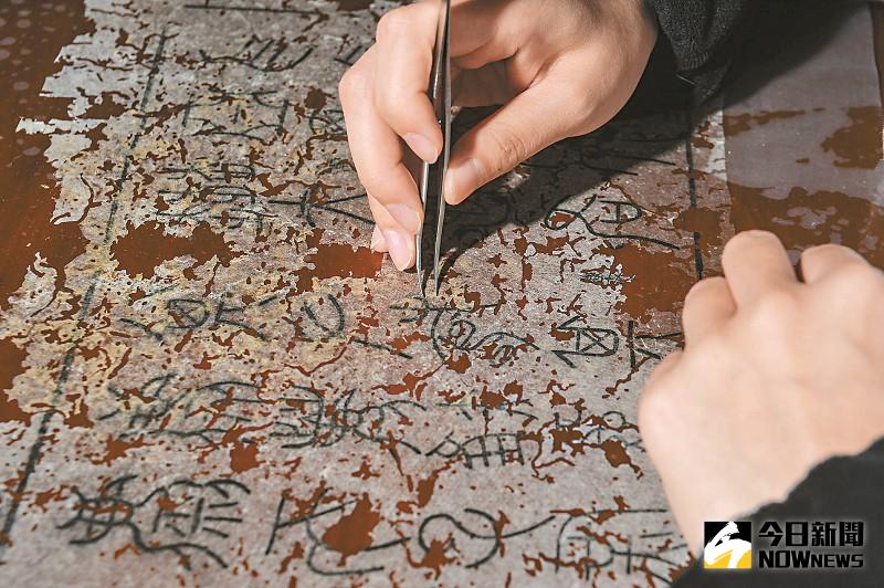 將殘損書頁中的雜質剔除，才能保證修復後的古籍平展如初。