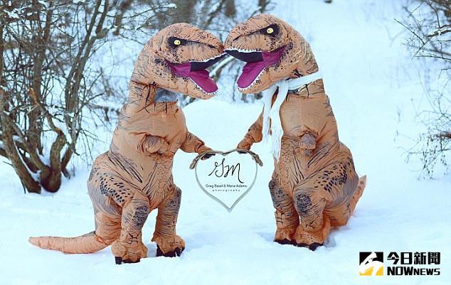 恐龍夫妻結婚照。