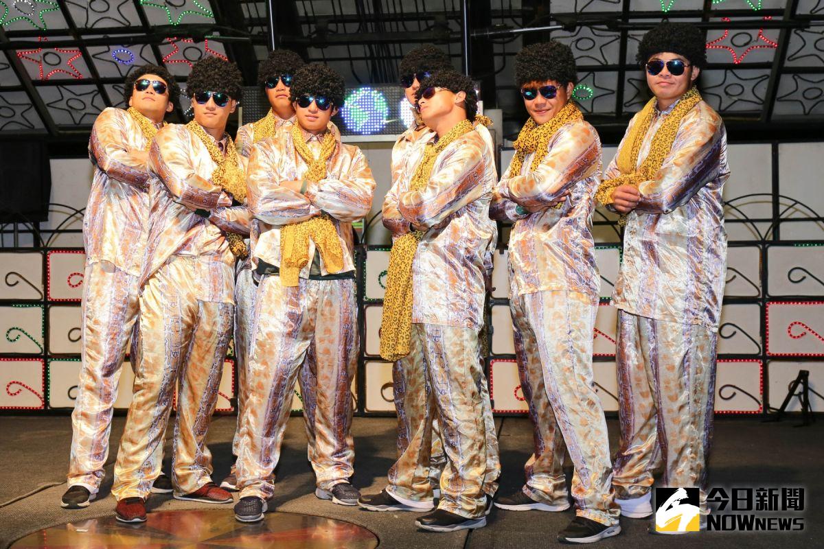 ▲統一獅新秀扮PPAP大叔跳戀舞，為萊辦桌HIGH翻現場。（圖／統一球團提供）