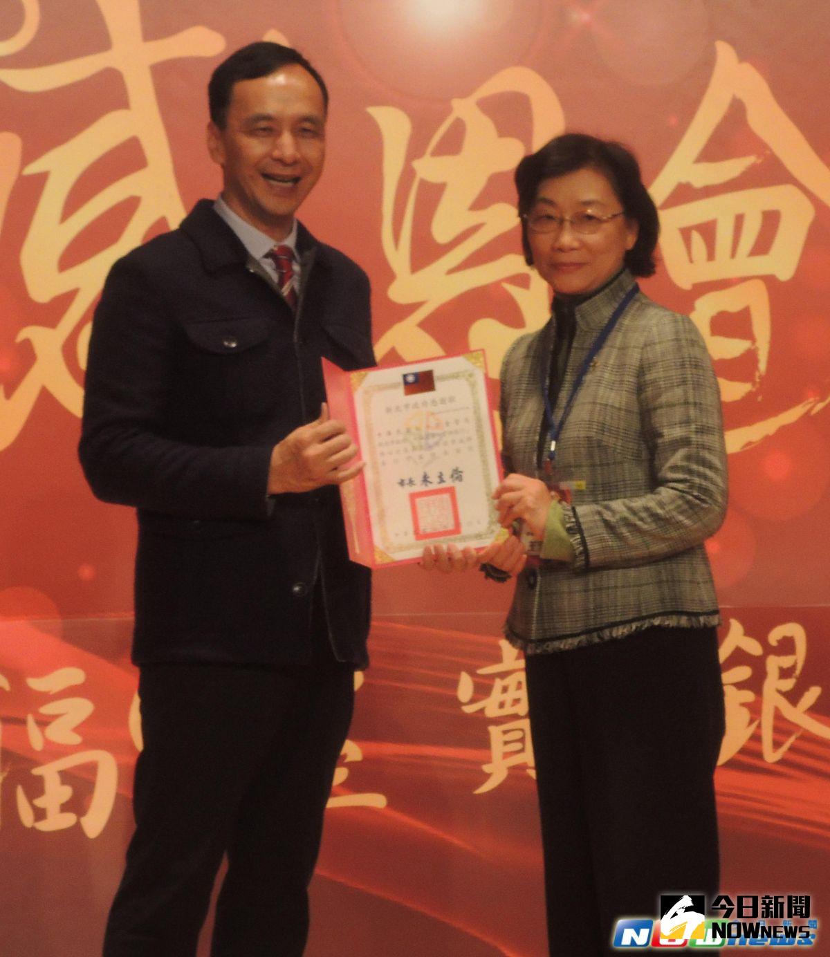 ▲中華民國紅十字會總會長王清峰(右)重申財報透明。（圖／記者陳志仁攝）