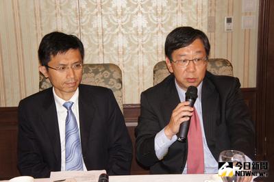 頂新証實併中嘉 近日市場傳出頂新集團以新台幣6、700億元併購中嘉網路，頂新集團發言人賈先德（右）、中嘉發言人劉建志（左）25日連袂舉行記者會，證實這項併購案。中央社記者羅秀文攝 103年8月25日