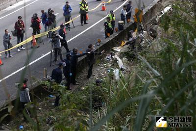 蝶戀花旅行社承辦的賞櫻團13日晚間發生遊覽車嚴重翻車事故，造成33人死亡。檢察官14日下午到事故現場勘驗。中央社記者吳家昇攝　106年2月14日
