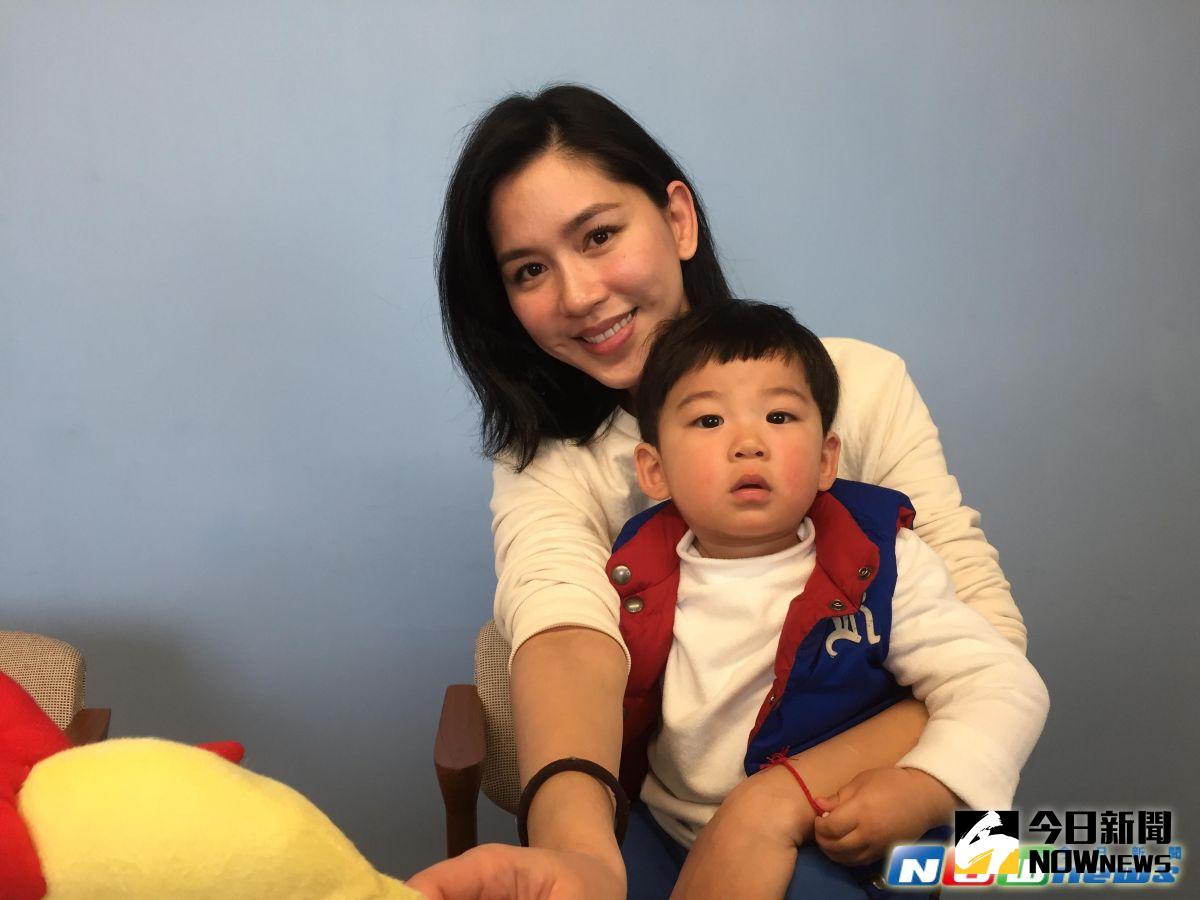 ▲張家慧帶著愛子「齊齊」一起接受訪問。（圖／記者王麗娟攝，2017.02.15）
