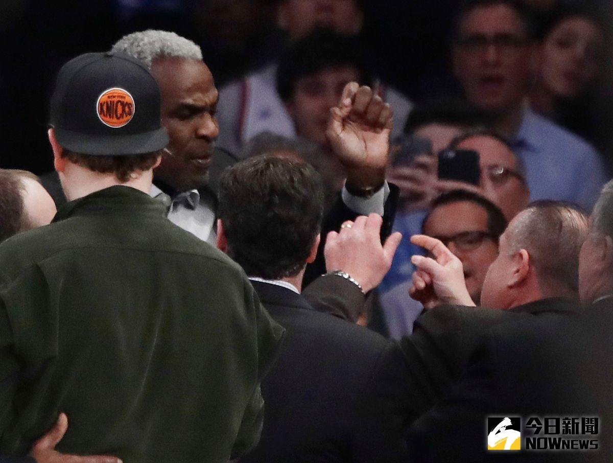 ▲前尼克球星Charles Oakley（圖左二）與老闆發生爭執遭到驅離。（圖／美聯社／達志影像）