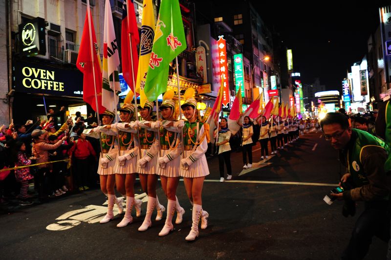 ▲北一女中樂儀旗隊昨（12）日帶領台北燈會遊行隊伍，精湛表演獲得觀眾熱烈掌聲。（圖／北一女中樂儀旗永續發展協會提供）