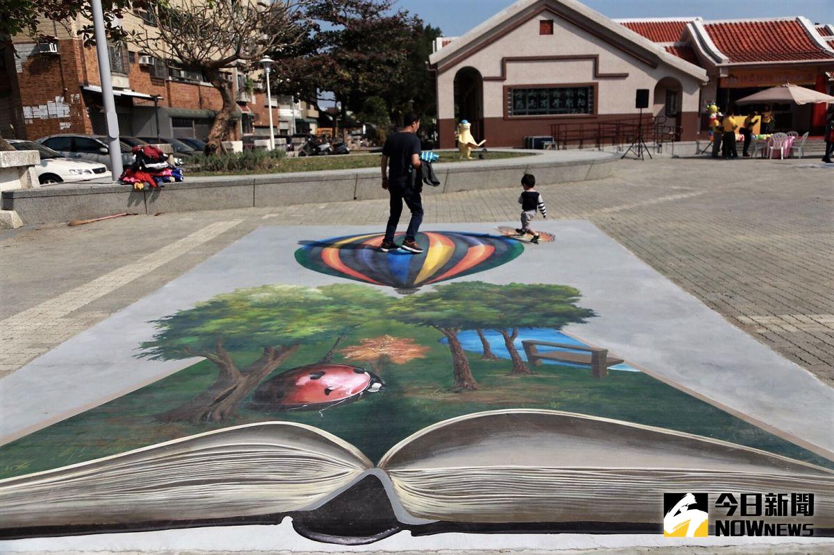 ▲復興圖書館在戶外廣場設置3處3D地景藝術彩繪。（圖／記者陳宗傑攝）