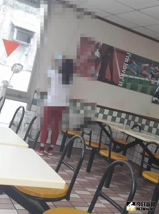 ▲一名女子竟在麥當勞用緊急照明設備的插座充電。（圖／翻攝自爆廢公社）