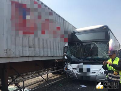 國1路竹段貨櫃車撞國光客運1人骨折送醫 地方 Nownews今日新聞