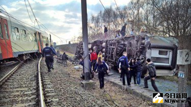 ▲比利時民眾拍下列車翻覆的現場。（圖／翻攝自Richard Grune推特）