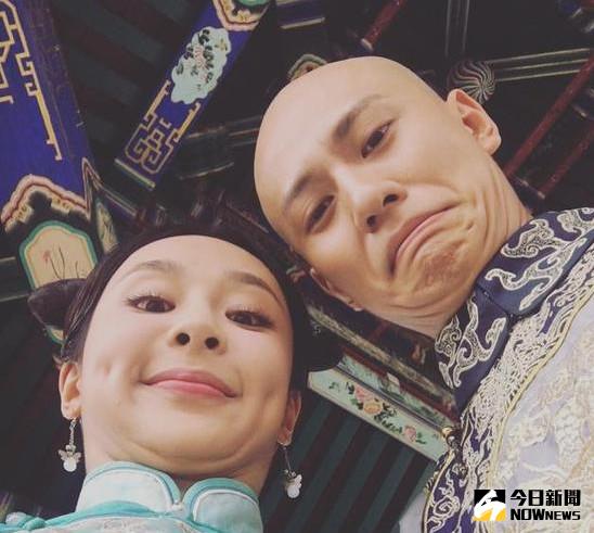 楊紫與秦俊傑合影。