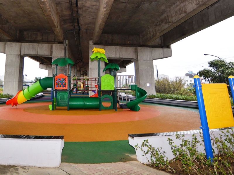 ▲桃園市中德里國道二號橋下景觀設施啟用。（圖／桃園市政府提供）