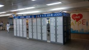 ▲台北捷運公司已於台北車站M3出口設置投幣式置物櫃，讓民眾可暫放行李、物品，更輕便逛街。（圖／翻攝自台北捷運公司）