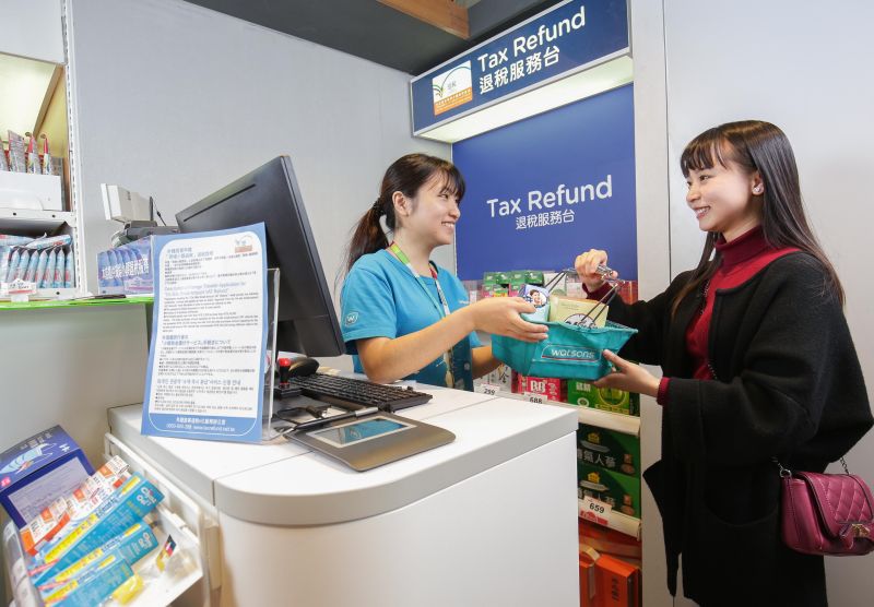 ▲屈臣氏宣布啟動「退稅服務台」，首發於觀光人潮較多的7間重點門市開始，提供現場小額退稅服務，外國旅客可以退5%營業稅。（圖／屈臣氏提供）