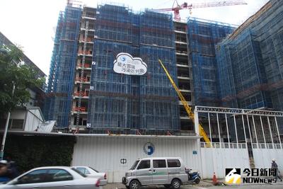 環團闖中華電信工地抗議 綠色和平組織13日上午赴中華電信位在新北市的雲端資料中心預定地，並進入工地垂掛「最大雲端，污染吃到飽」布條，呼籲中華電信承諾100%使用再生能源。中央社記者張茗喧攝 104年1月13日