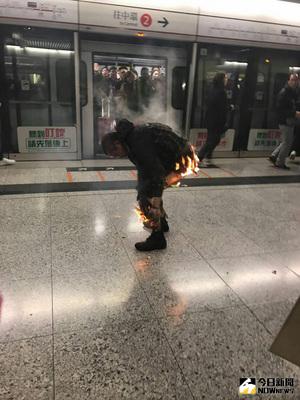 香港一列地鐵10日晚間在九龍尖沙咀站起火，有多人受傷。圖為一名乘客身上著火。（民眾提供）中央社記者張謙香港傳真　106年2月10日