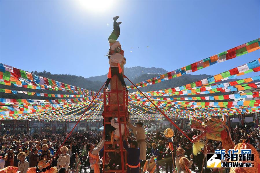 2月5日，四川省雅安市寶興縣磽磧藏族鄉藏族群眾在表演傳統民俗雜技「天鵝孵蛋』，歡度「上九節』。