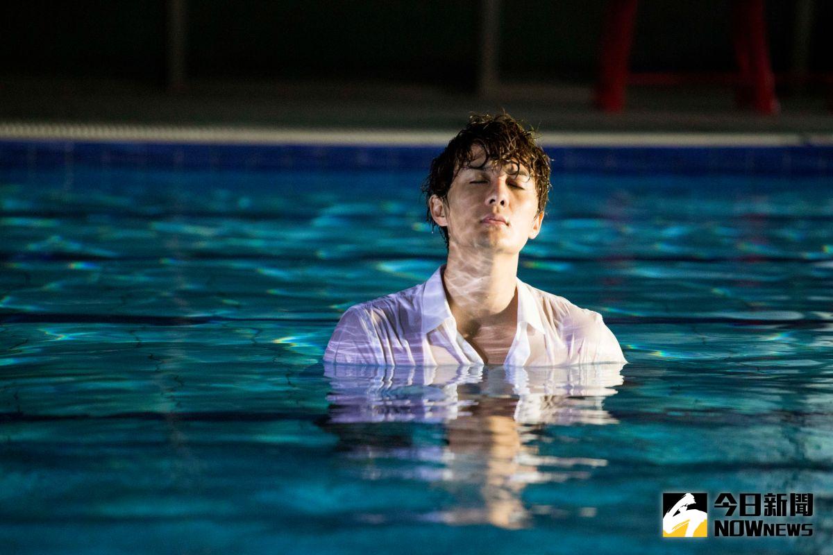 ▲吳克群濕身站在泳池中央演繹孤獨感，忍不住悲從中來一度淚崩。（圖／華納音樂提供，2016.12.28）