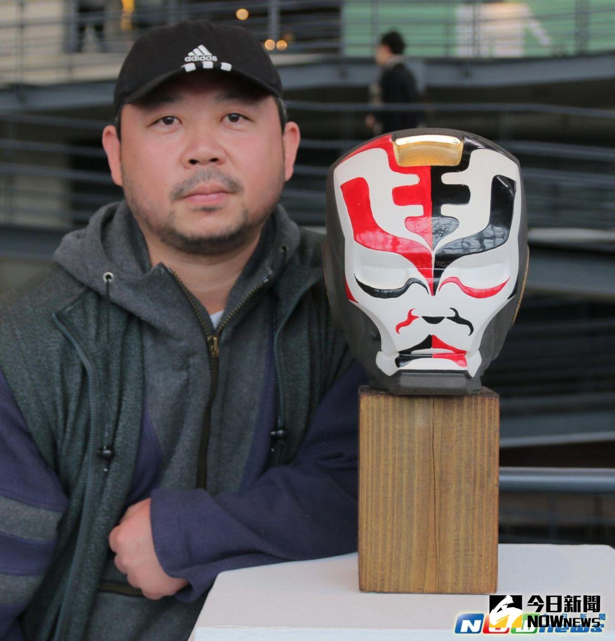 ▲陶藝家鞏文宜突發奇想的把八家將臉譜，彩繪在鋼鐵人的頭盔上，讓《家將》效果出奇地好。（圖／記者陳志仁攝）