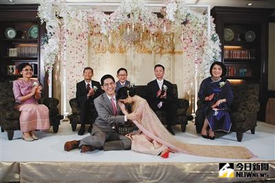 上海姑娘李楠在泰國與男朋友成功完婚，婚禮上，李楠遵照泰國習俗向丈夫行拜禮。