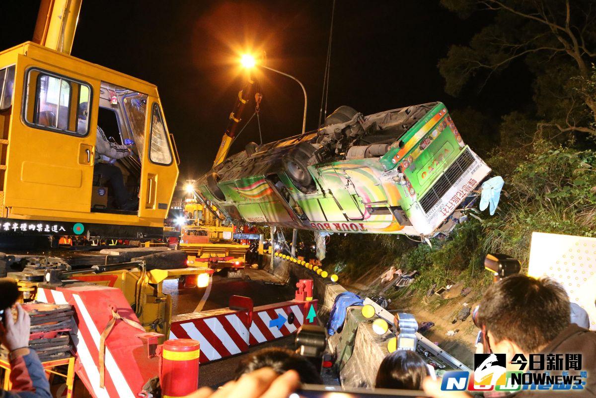 ▲蝶戀花賞櫻團遊覽車在13日晚間9時許，於國道5號接國道3號轉彎處，發生重大翻車事故，共造成32死12傷。圖為大型機具將翻覆邊坡的遊覽車翻正。（圖／記者林調遜攝，2017.2.14）