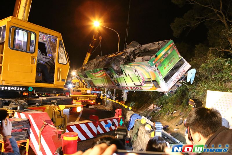 ▲蝶戀花賞櫻團遊覽車在13日晚間9時許，於國道5號接國道3號轉彎處，發生重大翻車事故，共造成32死12傷。圖為大型機具將翻覆邊坡的遊覽車翻正。（圖／記者林調遜攝，2017.2.14）