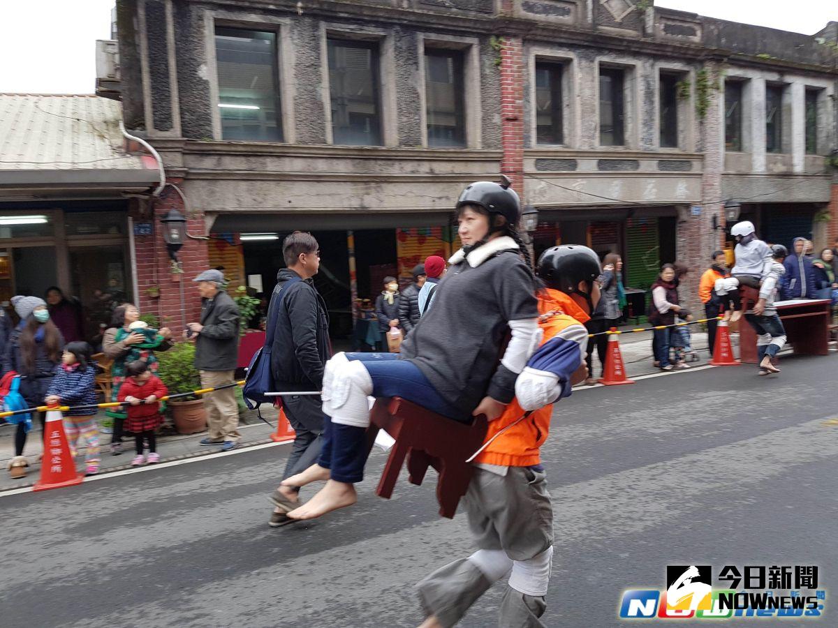 ▲五結走尪活動「尪揹某」趣味競賽。（圖／記者李清貴攝，2017.2.12）