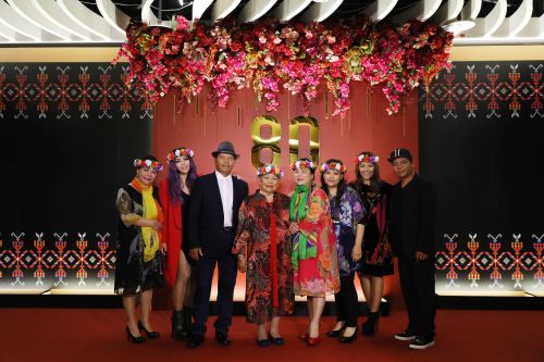 ▲張惠妹（左二）的媽媽80大壽，她穿上喜氣紅大衣開深V迎客。（圖／環球EMI提供，2017.02.02）