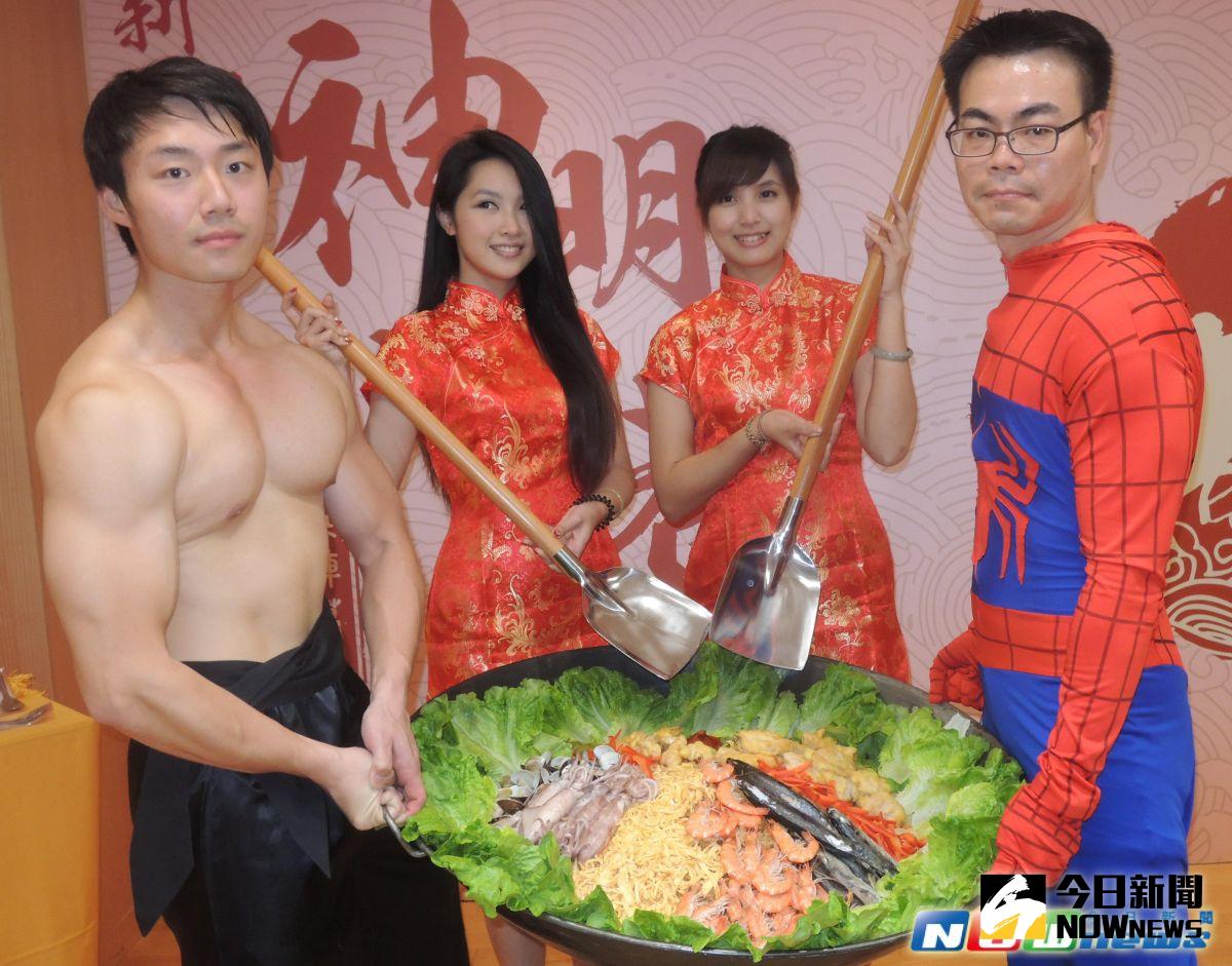 ▲新北市野柳神明淨港文化祭的活動當天，將免費推出以軟絲、鮮蝦、鮮魚等食材，搭配保安宮祈福平安米料理的巨無霸海鮮飯。（圖／記者陳志仁攝）