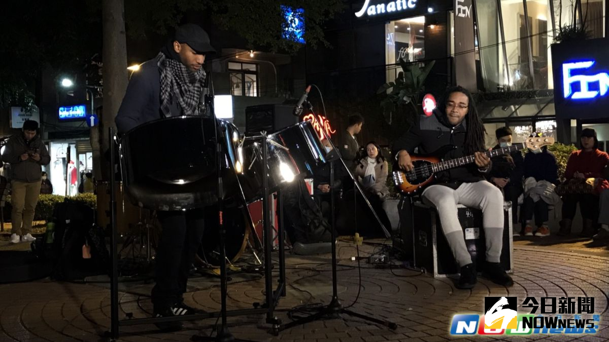 ▲強納森．史凱爾斯鋼鼓樂團中山站快閃秀，爵士融合加勒比海鋼鼓展現爵士樂彈性。（圖／記者黃博鉞攝,2017.02.09）