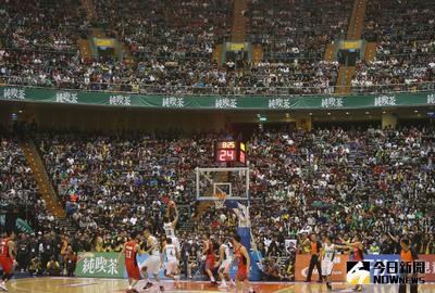 104學年度高級中等學校籃球甲級聯賽（HBL）20日舉行男子組冠軍戰，由松山高中（白）出戰南山高中（紅），吸引不少球迷前往小巨蛋觀看球賽。中央社記者徐肇昌攝  105年3月20日