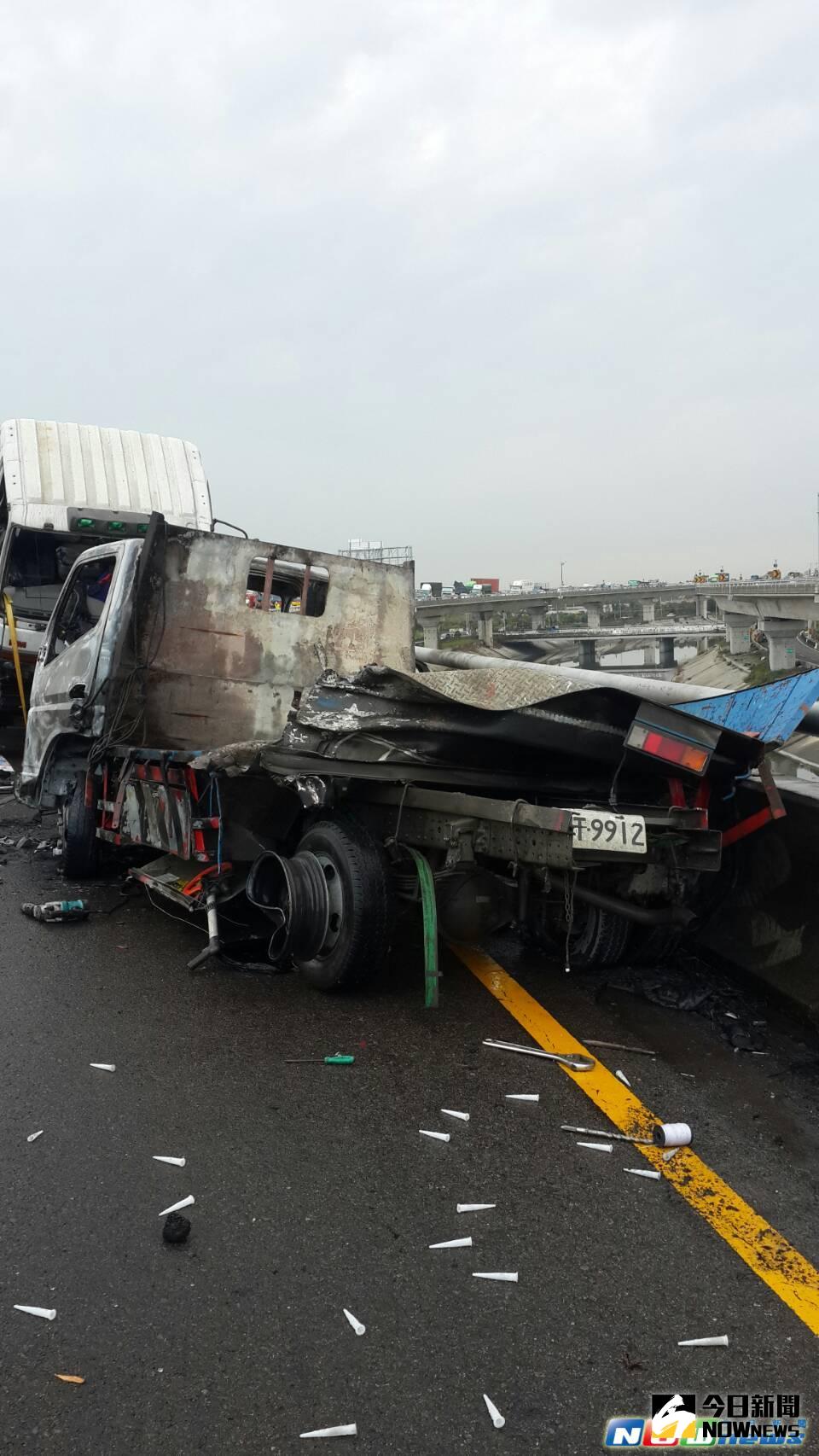 ▲台76線彰化漢寶草屯線快速道路，小貨車駕撞上護欄後停在路肩，不料又遭到後方載運瓦斯空瓶的大貨車追撞，小貨車隨即起火燃燒，現場一度驚險。（圖／記者陳雅芳翻攝，2017.2.22）