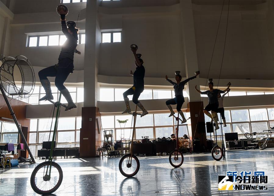 2月23日，雜技團隊員們在排練《五人踢碗》。（圖／翻攝自網路）