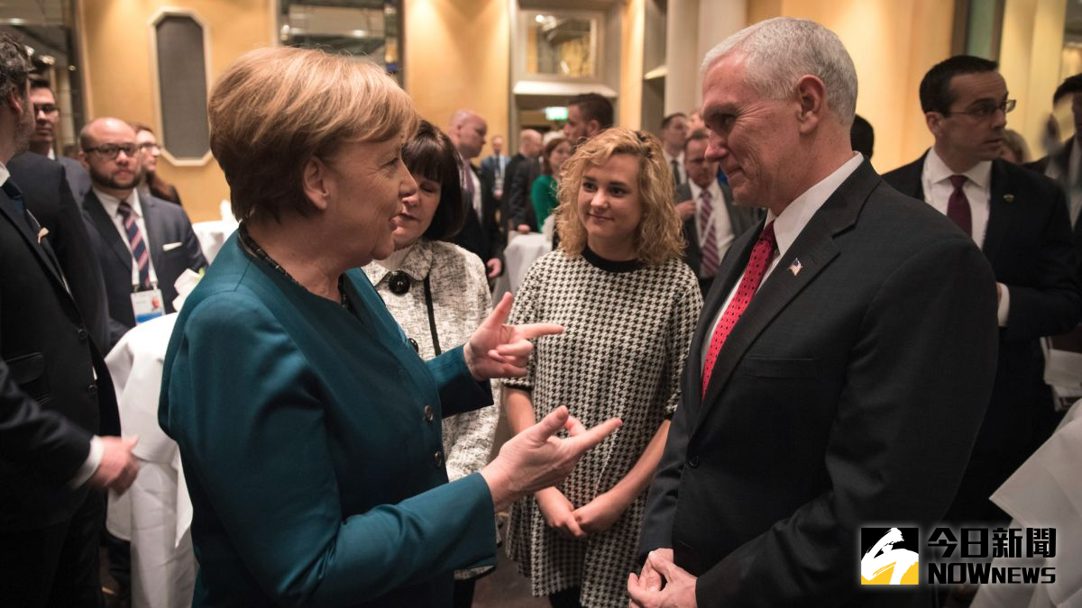 ▲彭斯(右)在出席慕尼黑安全會議時與德國總理梅克爾(左)合影，會中他也強調川普堅定支持北約。（圖／達志影像／美聯社）