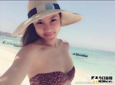 ▲樂基兒常秀性感照，但在鏡頭前直接脫衣服還是第一次。（圖／翻攝自樂基兒微博，2015.11.02）