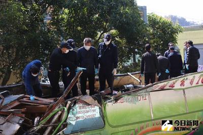 國5接國3南下路段13日晚間發生33死嚴重車禍，士林地檢署檢察官與鑑識人員14日上午進入毀損的車體內部，勘驗肇事的遊覽車輛。中央社記者游凱翔攝 106年2月14日