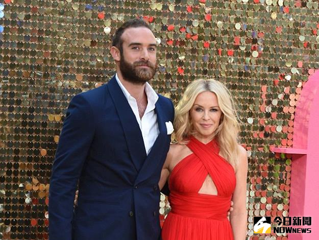 ▲凱莉米洛（右）與未婚夫喬許薩斯不久前才恩愛走紅毯。（圖／翻攝自臉書，2017.02.03）