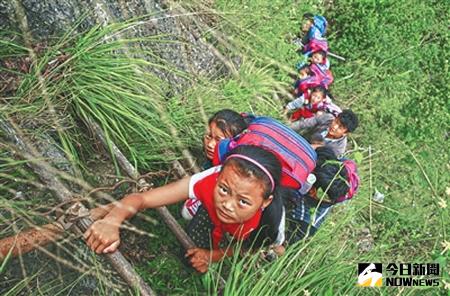 「懸崖村」曾經是孩子們背著沉甸甸的書包，每天爬藤梯上下學的地方。