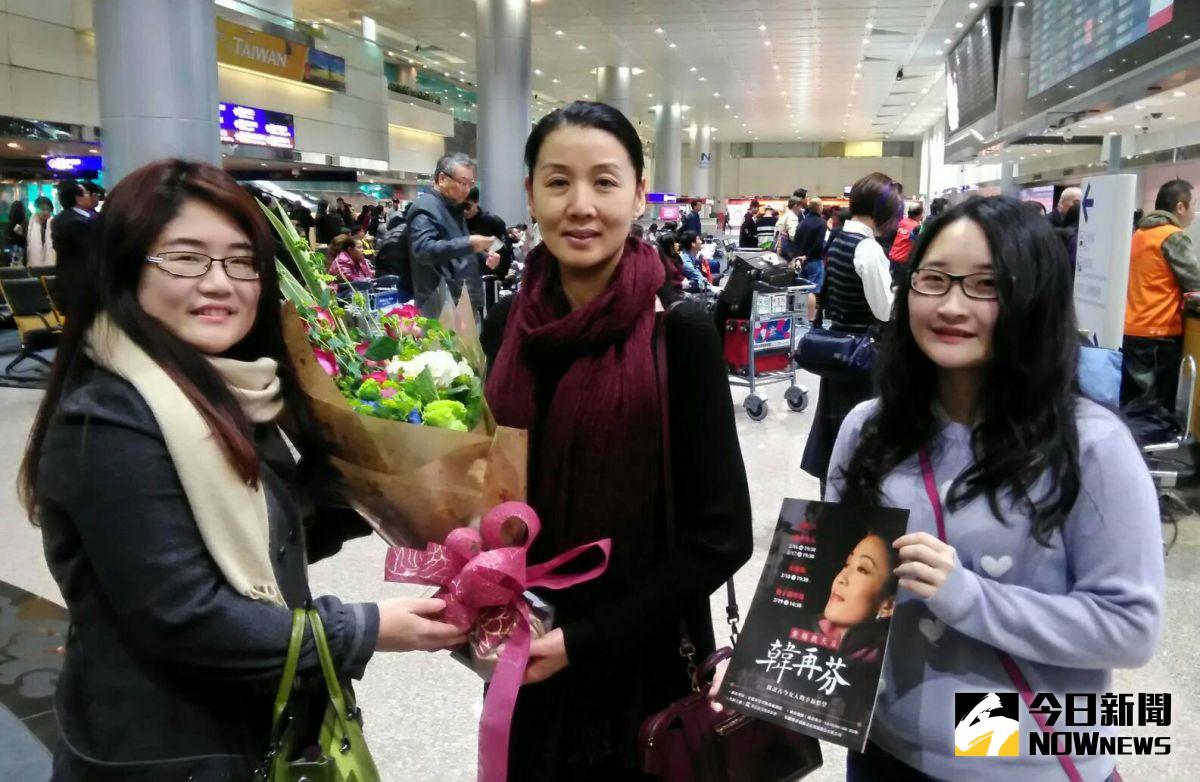 ▲大陸知名黃梅戲天后韓再芬（中）領軍來台公演，在桃園機場接受獻花。（圖／公關照）