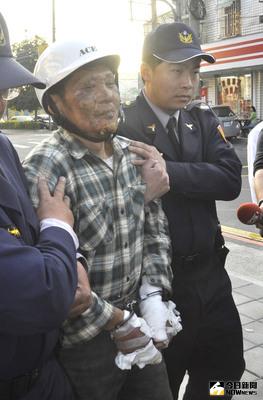 翁姓男子（左）在除夕夜縱火燒死雙親與親人，造成6死4傷；翁男12日落網時身上還留有縱火時，不慎遭火舌焚身的燒燙傷痕跡，冷血的他還向警方嗆聲「被燒死又怎麼樣」。中央社記者邱俊欽桃園攝　105年2月12日
