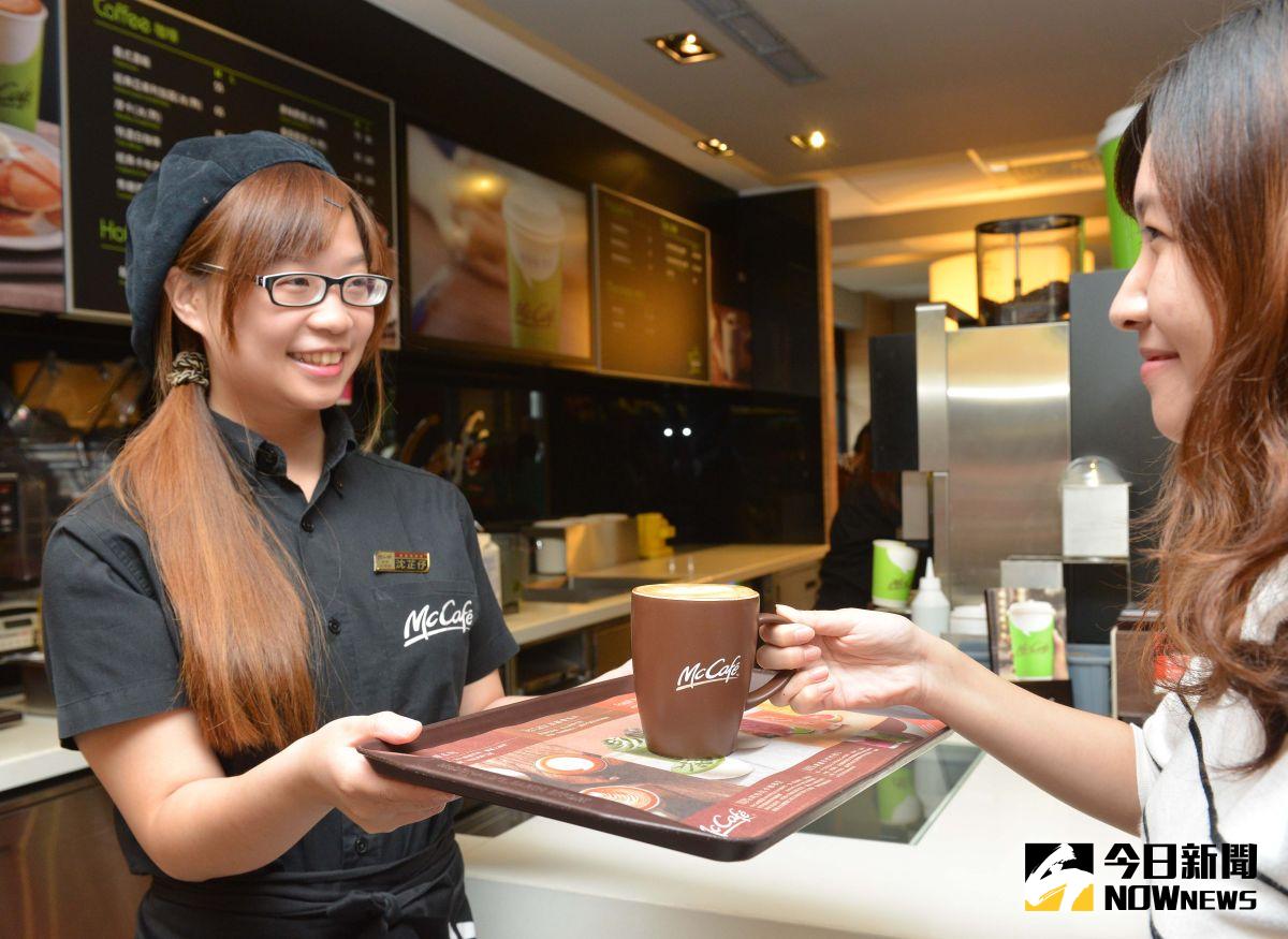 ▲麥當勞McCafé宣布卡布奇諾提供長期優惠，即日起中杯特價只要55元，搶攻黑金市場商機。（圖／麥當勞提供）