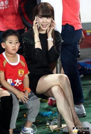 郜林的妻子王晨。