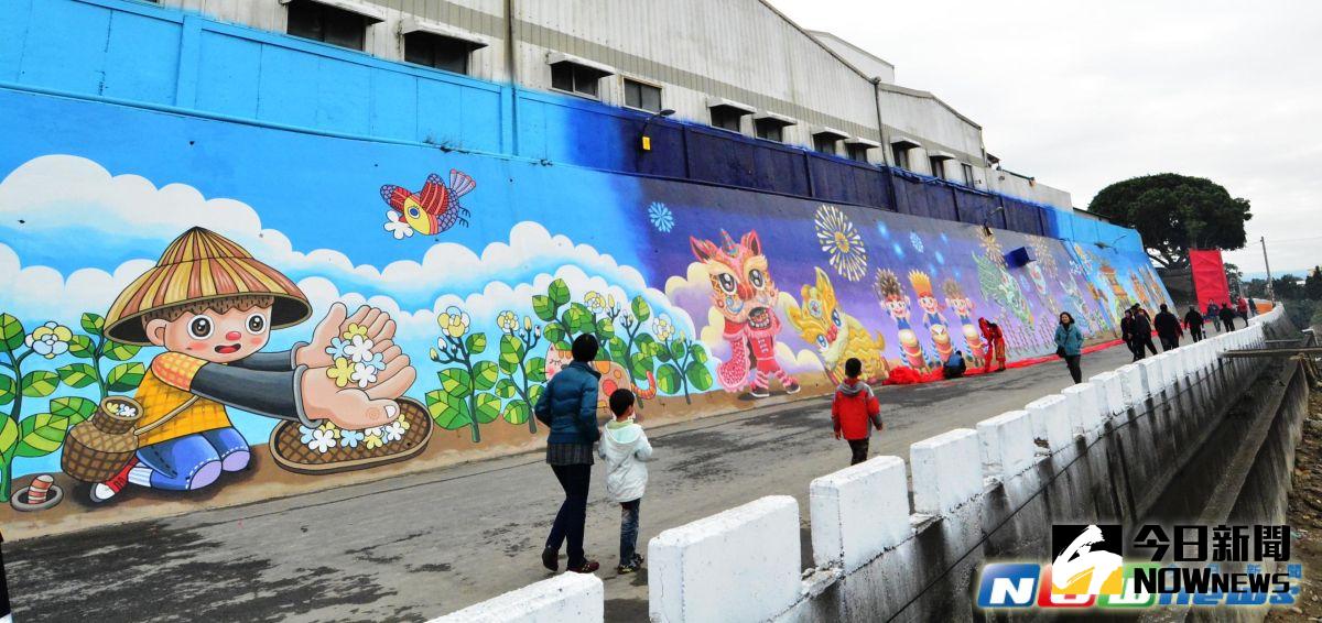 ▲花壇鄉三家春彩繪牆圖案內容帶出田園農莊生活的意象，動物擬人化的圖案和美麗的山水景色。（圖／記者陳雅芳攝，2017.2.26）