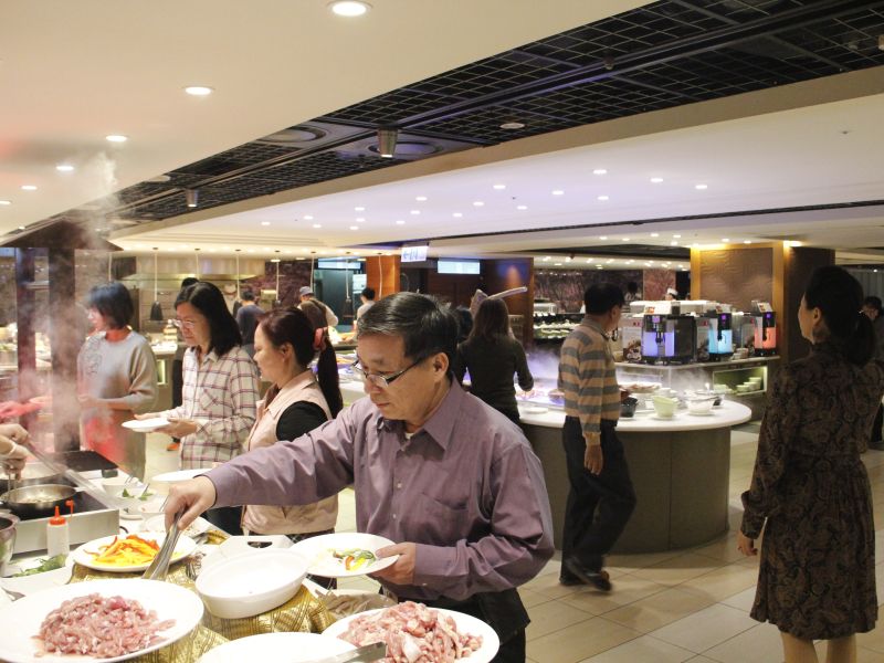 ▲台南大億麗緻酒店自助餐，假日下午餐開賣。
