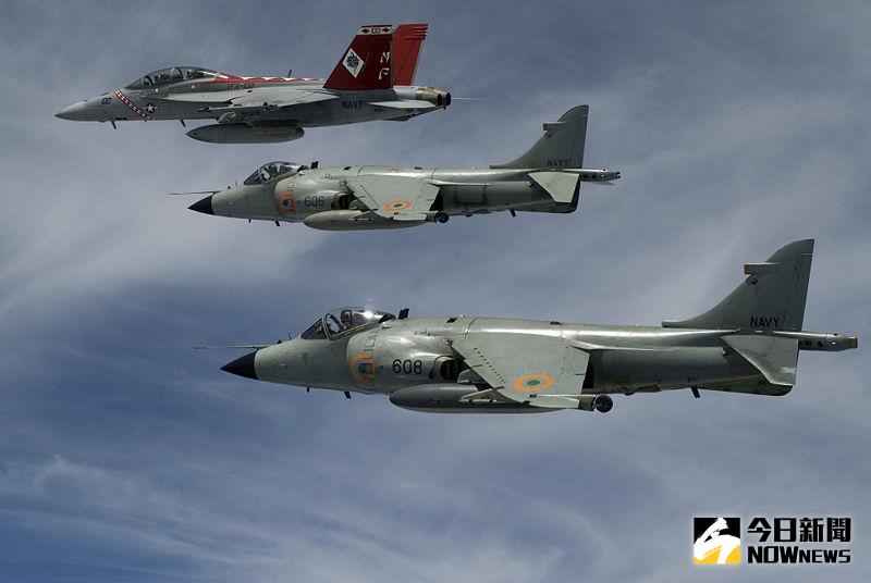 ▲印度海軍海獵鷹(Sea Harrier)垂直起降戰機與美軍F/A-18F(上)一同飛行。（圖／美國海軍.2016.3.22）