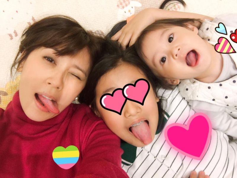 ▲賈靜雯放上與兩個女兒超萌自拍。（圖／翻攝自賈靜雯臉書，2017.02.24）