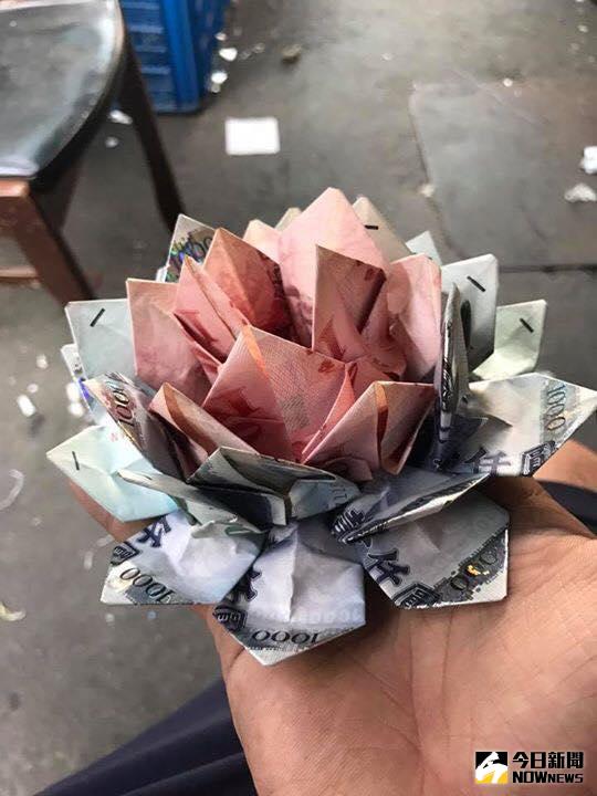 ▲情人節送鈔票手折花，結果竟變這模樣。（圖／翻攝自爆料公社）