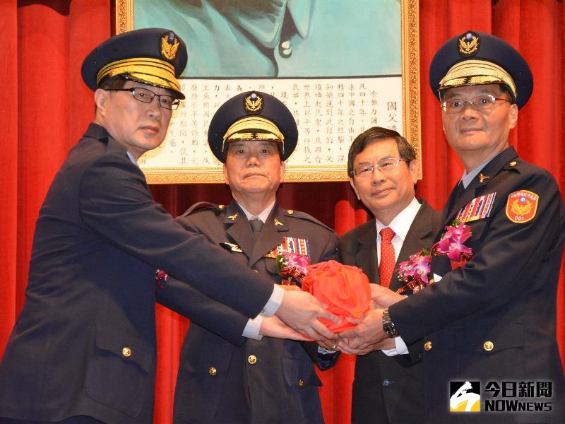 圖說：嘉市警察局卸、新任局長交接印信。（圖／記者郭政隆攝影）