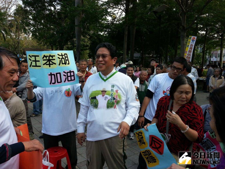 ▲汪笨湖（中）因罹患血液疾病，在聽聞醫生表示只能活1年的噩耗下努力求生。（圖／翻攝自汪笨湖臉書，2016.12.07）