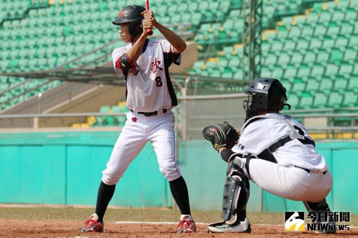 ▲鶯歌工商王楷勳擊出關鍵安打將比數超前。（圖／學生棒球聯盟提供）